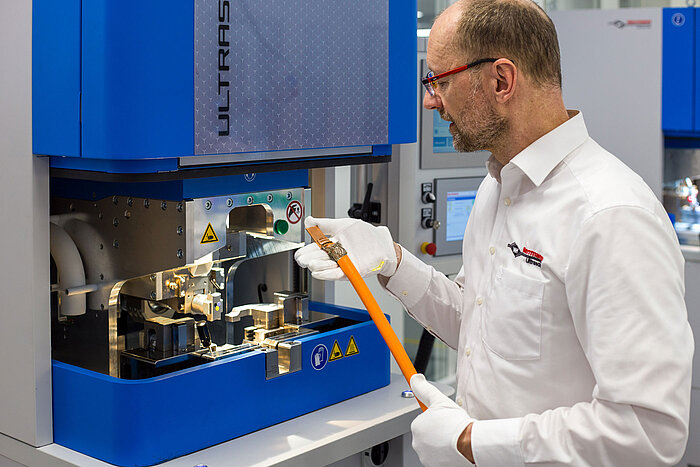 Colleague from the METALS application laboratory conducts tests on busbars