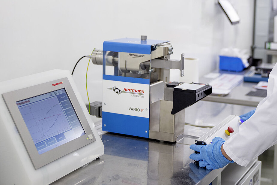 Workstation with HiS VARIO P 35 and control display in laboratory environment