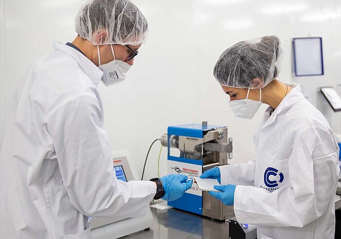 CUSTOMCELLS employees weld lithium-ion battery cells using a system from Herrmann