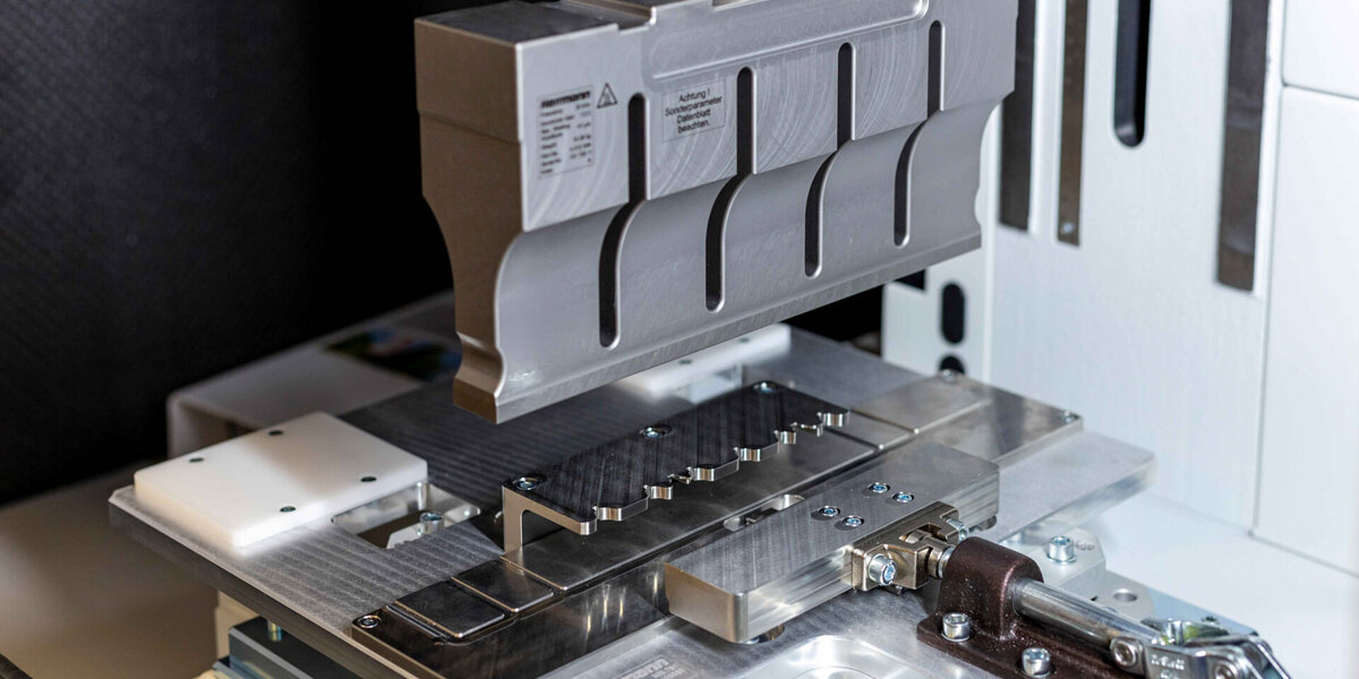 Ultrasonic welding machine with sonotrode above a metal fixture
