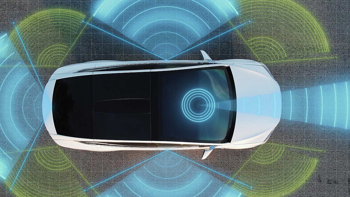 Top view of a car with colored sensor fields for surroundings and distance detection