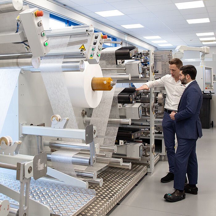 Herrmann Ultrasonics employees in the nonwovens laboratory, during a welding application