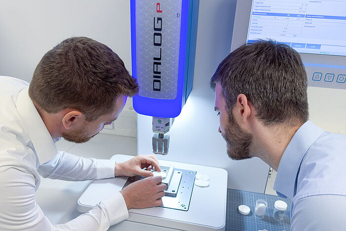 Inspection of an ultrasonically welded film-plastic component for glucose monitors