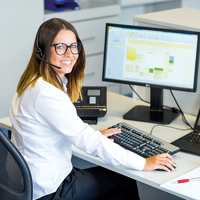 Herrmann_ultrasonics_employee_at_PC_1000x1000px Herrmann Ultrasonics employee at the PC